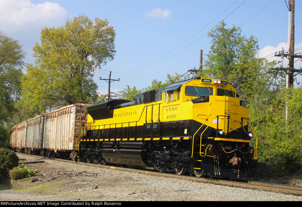 Making its debut after repainting, 4060 arrives at Cross Street with a short train 